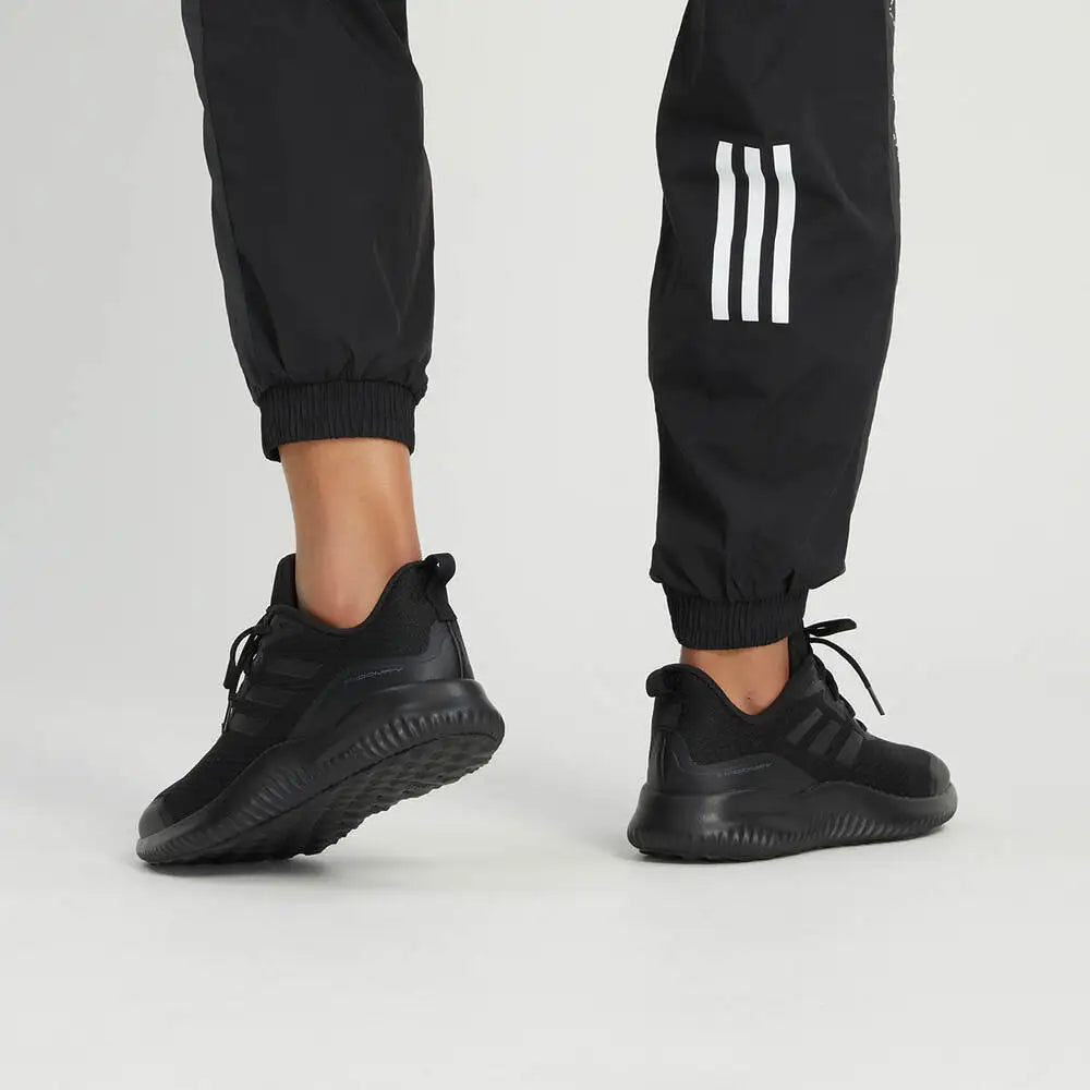 Adidas ALPHACOMFY com BOUNCE Tech: tênis de corrida, malha respirável, tecnologia para amortecimento e conforto.
