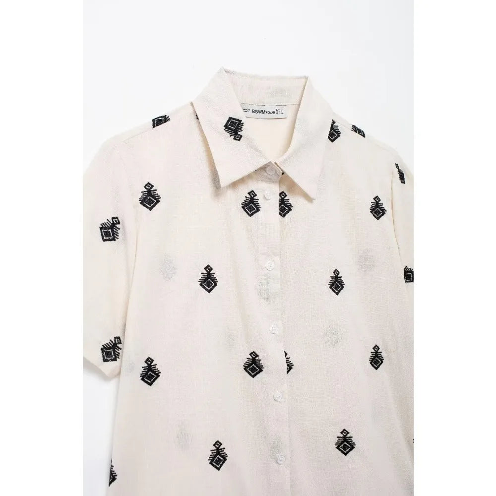 Conjunto Elegance: casual com 2 peças bordados com camisa tipo top de manga curta e lapela combinando calças largas