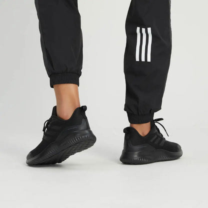 Adidas ALPHACOMFY com BOUNCE Tech: tênis de corrida, malha respirável, tecnologia para amortecimento e conforto.
