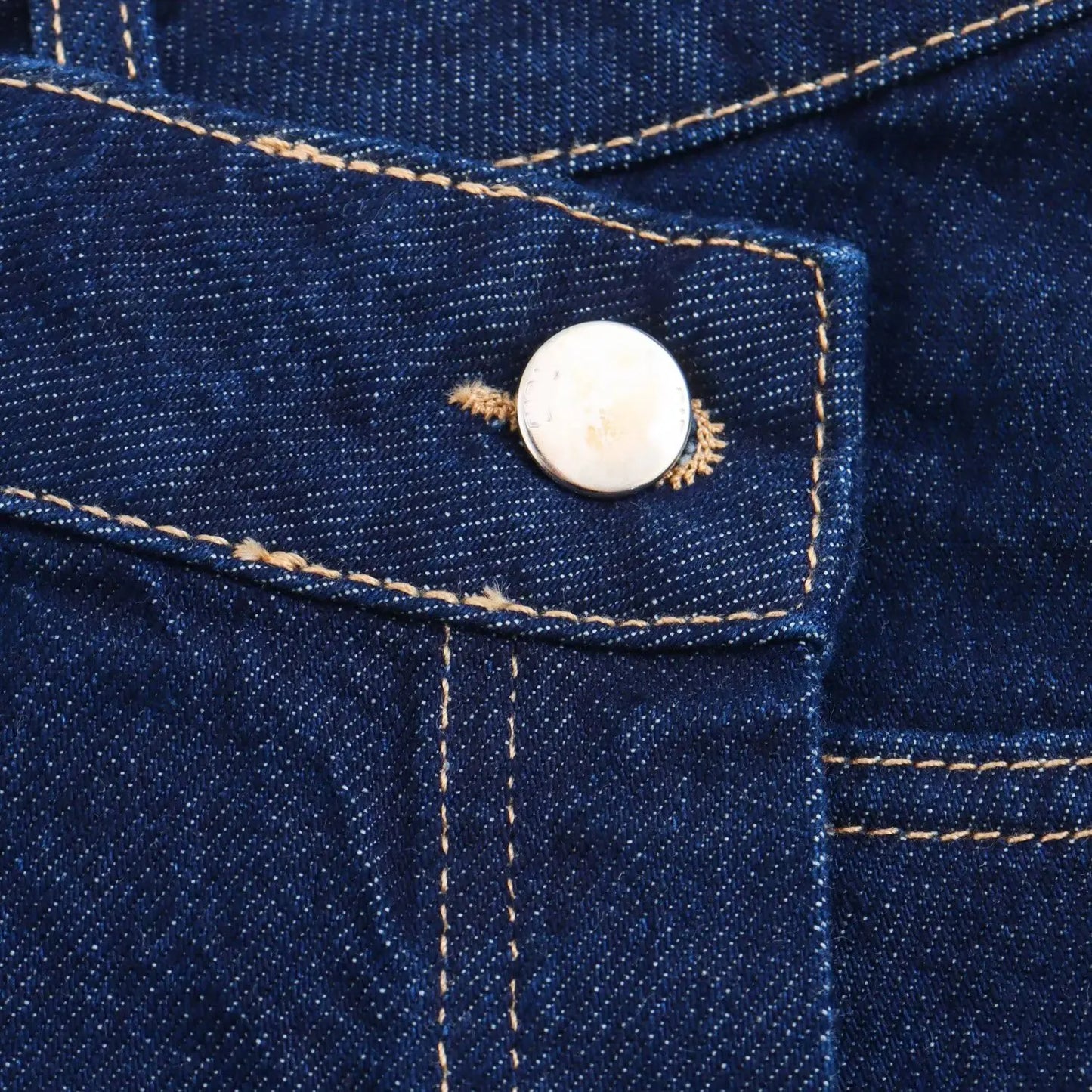 Conjunto feminina em jeans: camisa colarinho degotado com manga curta e bolso decoração + shorts cintura média assimétricos