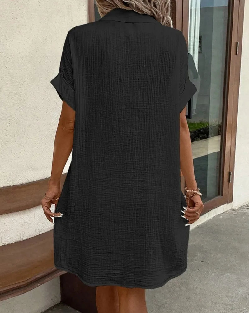 Camisa Vestido solto, minimalista com decote em V, botão acima, algodão e linho branco, manga curta e com bolso casual