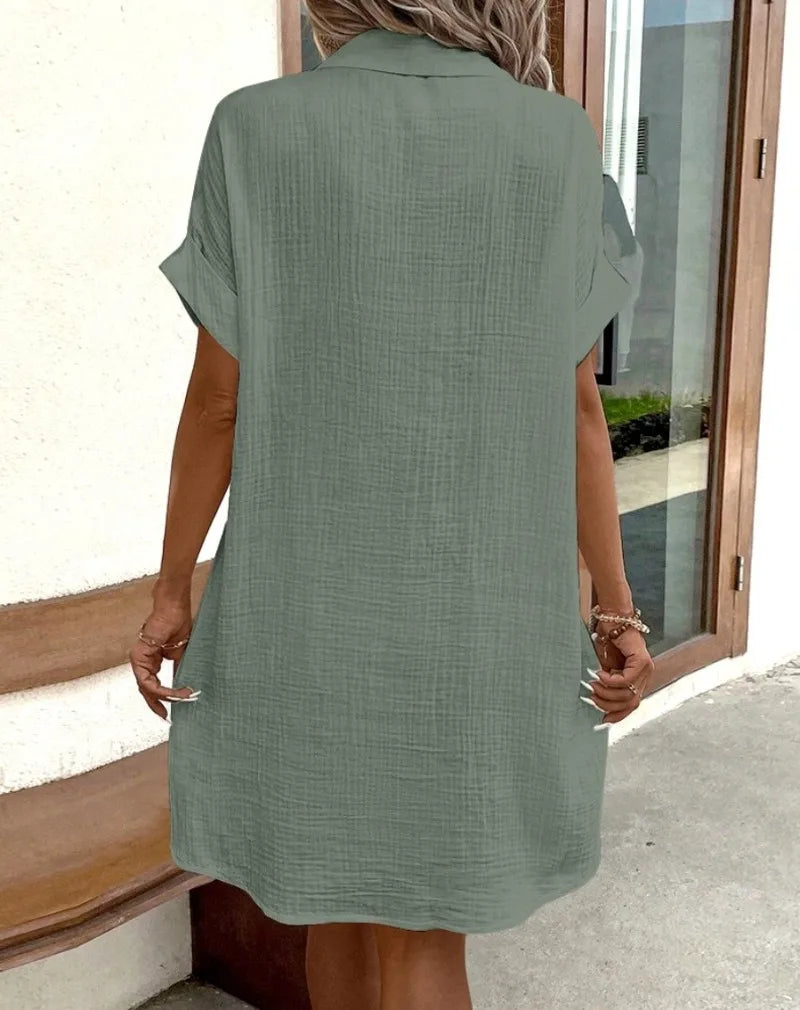 Camisa Vestido solto, minimalista com decote em V, botão acima, algodão e linho branco, manga curta e com bolso casual