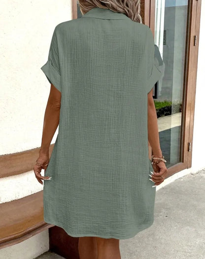 Camisa Vestido solto, minimalista com decote em V, botão acima, algodão e linho branco, manga curta e com bolso casual