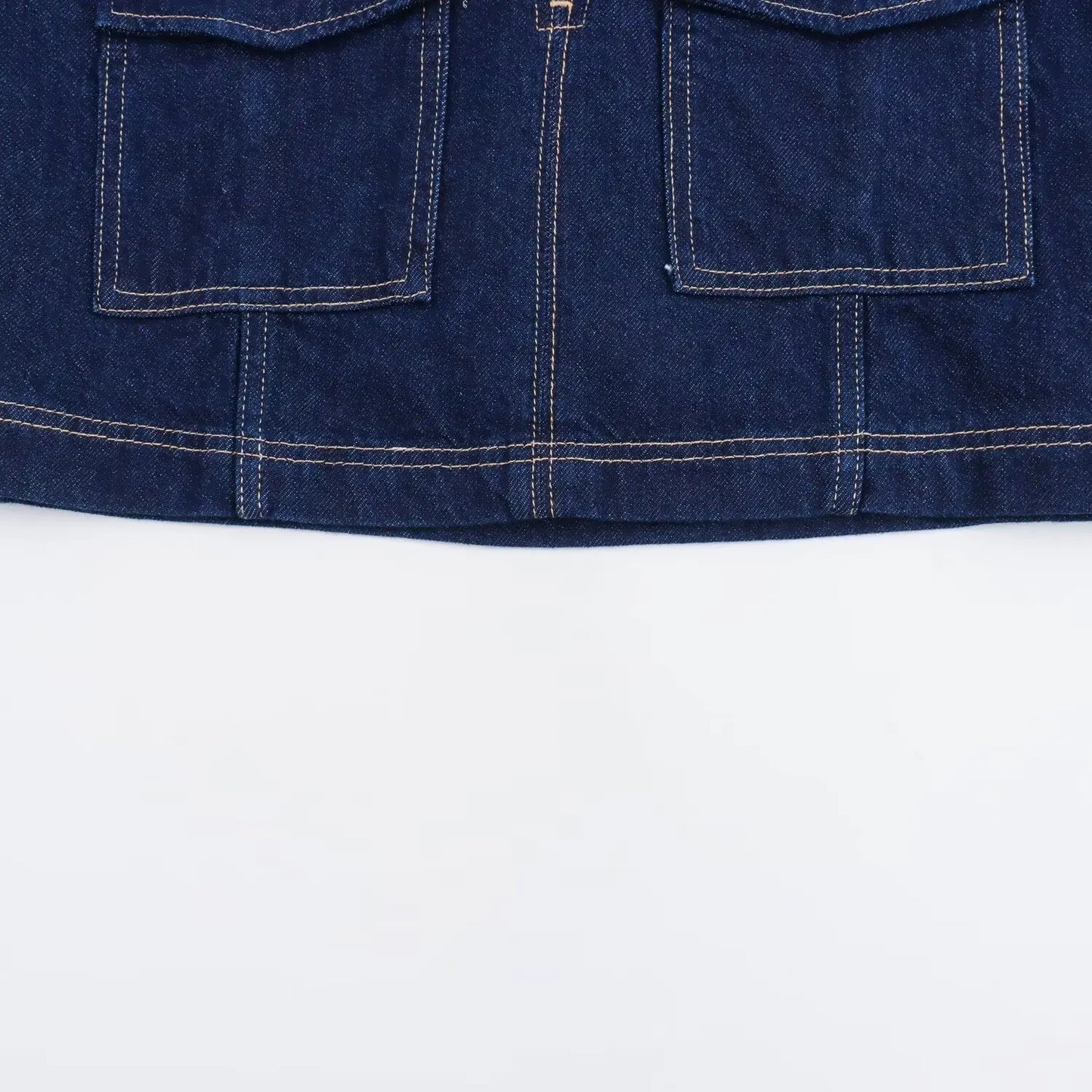 Conjunto feminina em jeans: camisa colarinho degotado com manga curta e bolso decoração + shorts cintura média assimétricos
