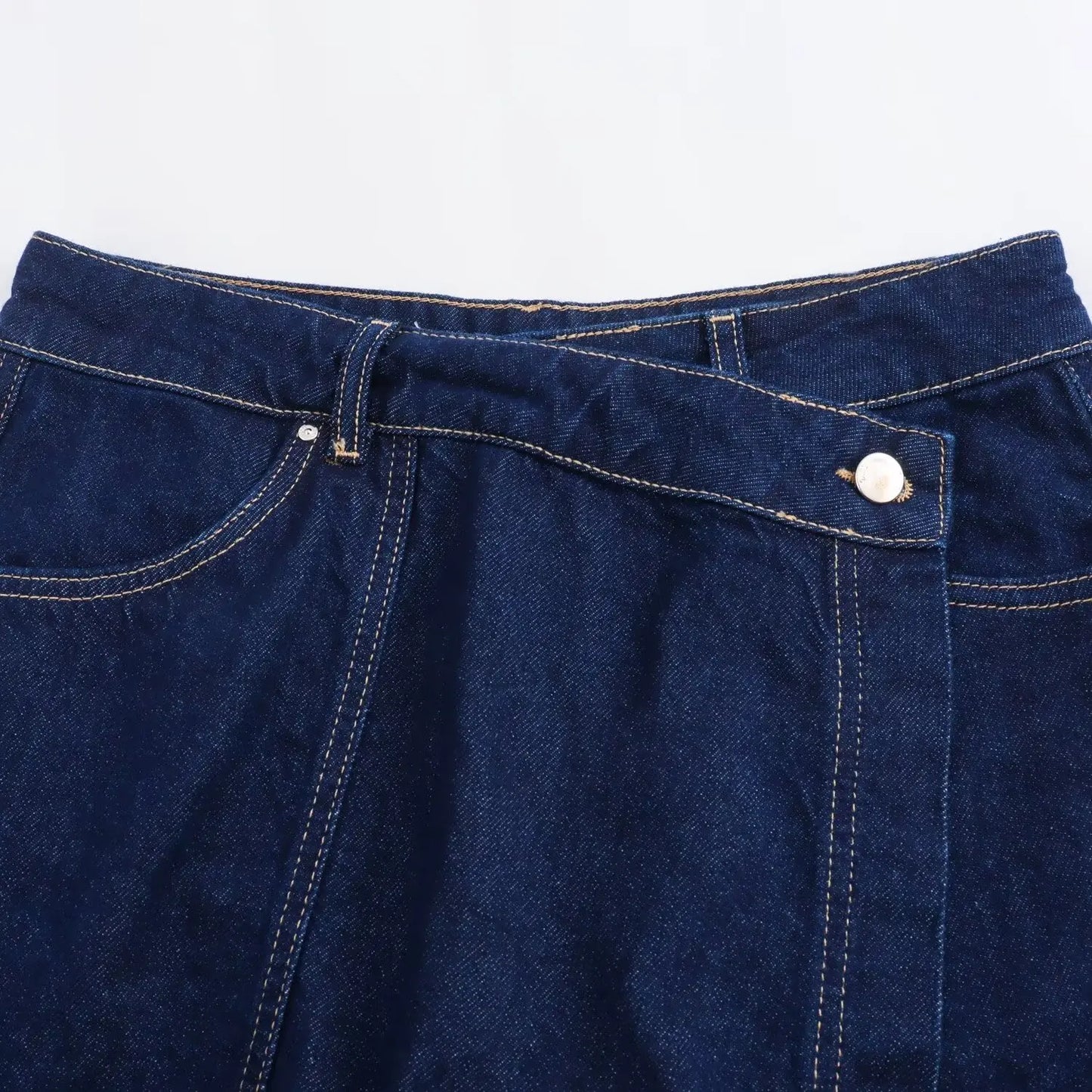 Conjunto feminina em jeans: camisa colarinho degotado com manga curta e bolso decoração + shorts cintura média assimétricos