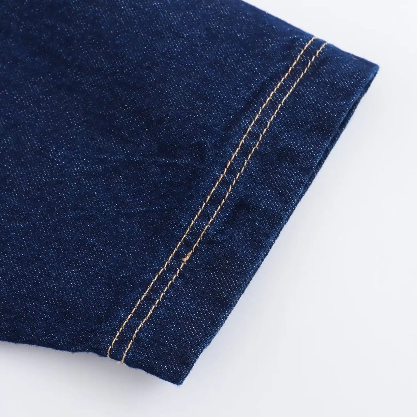 Conjunto feminina em jeans: camisa colarinho degotado com manga curta e bolso decoração + shorts cintura média assimétricos
