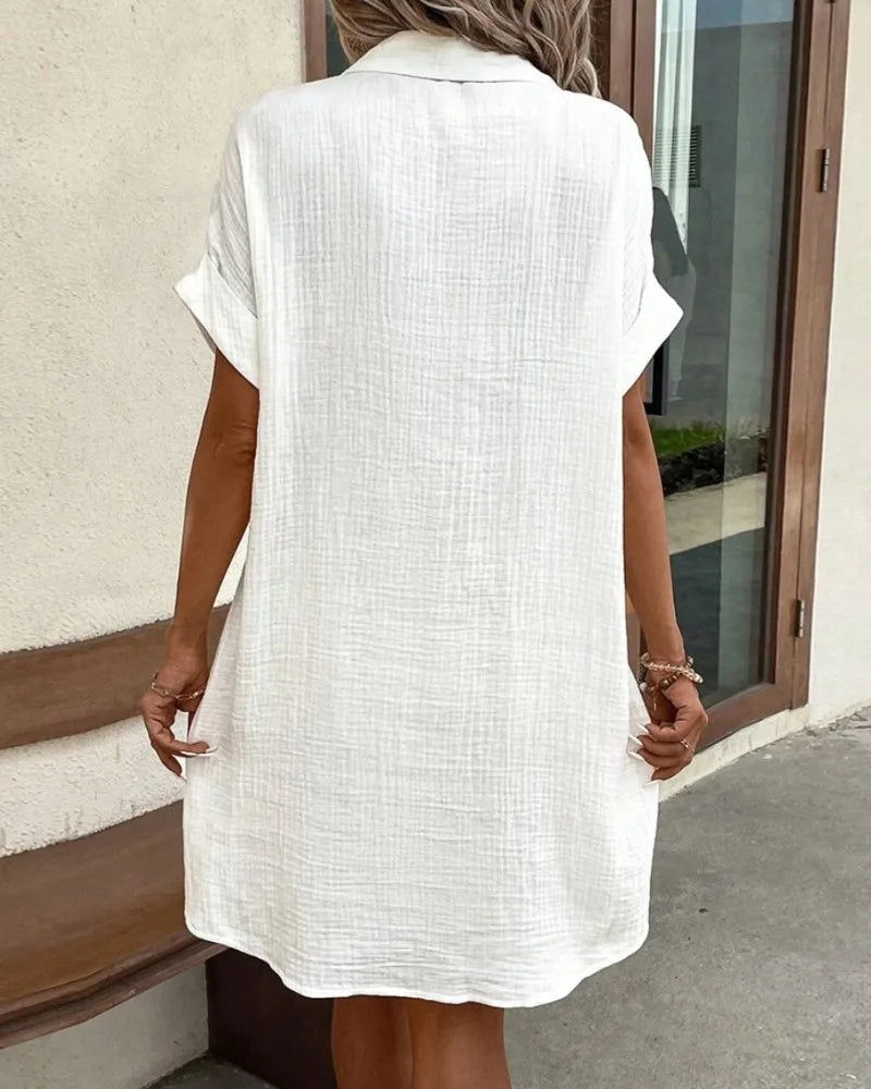 Camisa Vestido solto, minimalista com decote em V, botão acima, algodão e linho branco, manga curta e com bolso casual
