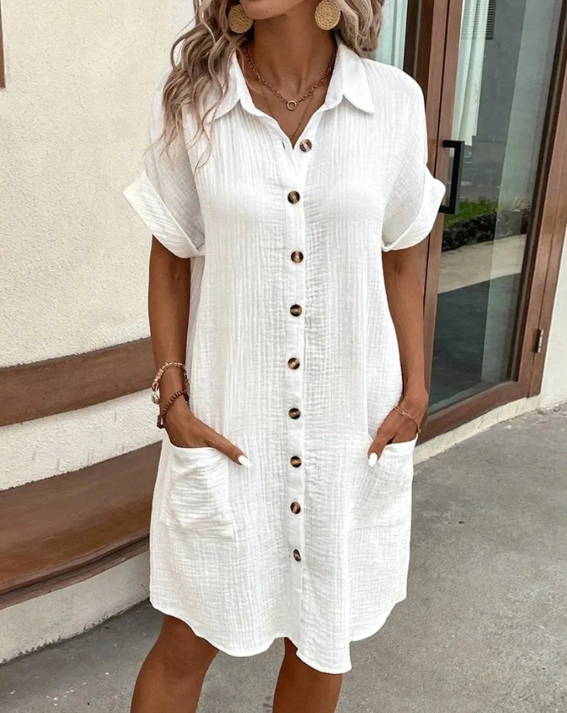 Camisa Vestido solto, minimalista com decote em V, botão acima, algodão e linho branco, manga curta e com bolso casual
