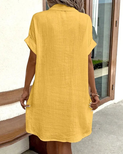 Camisa Vestido solto, minimalista com decote em V, botão acima, algodão e linho branco, manga curta e com bolso casual
